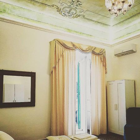 Le Suite Del Teatro Cucinino Privato Taranto Exterior photo