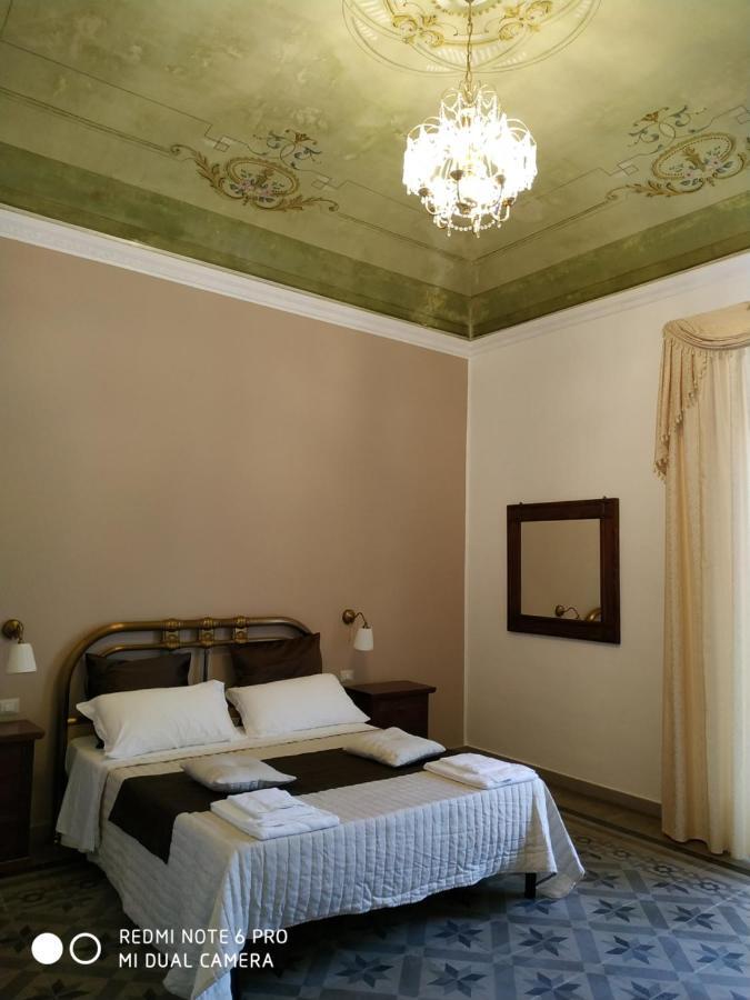 Le Suite Del Teatro Cucinino Privato Taranto Exterior photo